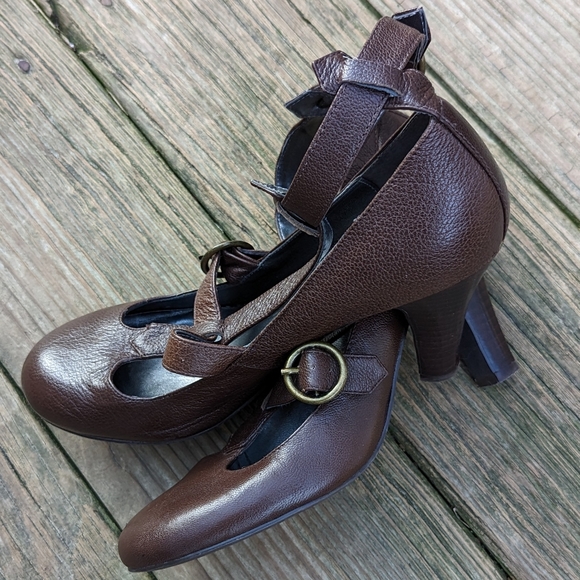 STEVE MADDEN MARY JANE, BROWN STRAPPY HEELS. - Picture 7 of 10